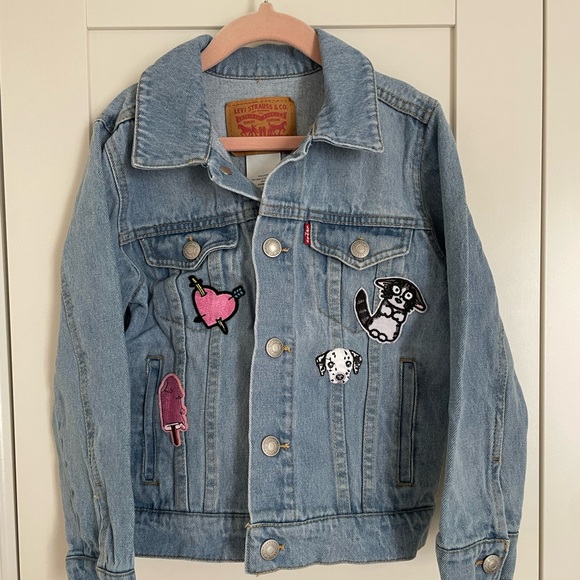 Levi’s little girls Sz 5/6 Kids Trucker Denim Jacket with curated patches - Picture 1 of 15